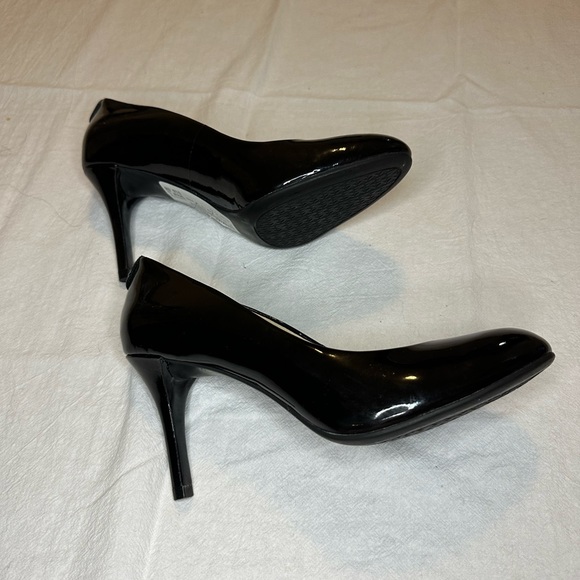❌SOLD❌ Michael Kors Black Heel - Picture 4 of 5